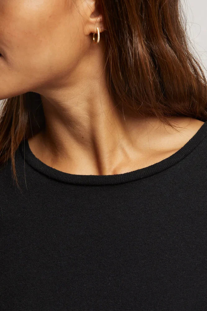Lisa Tee - True Black
